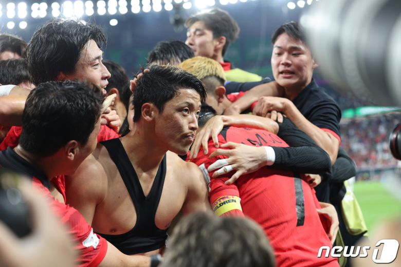 2일 오후(현지시간) 카타르 알라이얀 에듀케이션 시티 스타디움에서 열린 2022 카타르 월드컵 조별리그 H조 3차전 대한민국과 포르투갈의 경기에서 대한민국 황희찬이 역전골을 넣은 뒤 팀 동료들에 둘러싸여 기쁨을 나누고 있다. 2022.12.3/뉴스1 ⓒ News1 이광호 기자