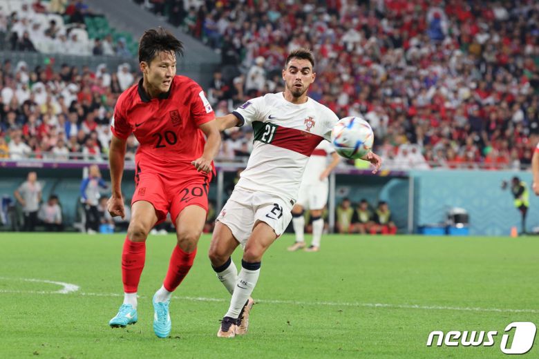 2일 오후(현지시간) 카타르 알라이얀 에듀케이션 시티 스타디움에서 열린 2022 카타르 월드컵 조별리그 H조 3차전 대한민국과 포르투갈의 경기에서 대한민국 권경원이 오르타를 수비하고 있다. 2022.12.3/뉴스1 ⓒ News1 이동해 기자