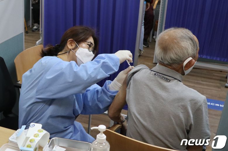 충북 영동군보건소 의료진이 코로나19  백신을 접종하고 있다. (영동군 제공)