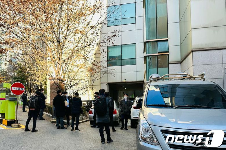 공정거래위원회 조사관들이 2일 오전 서울 강서구 등촌동 공공운수노조 건물 앞에서 화물연대의 부당한 공동행위 및 사업자단체 금지행위 위반 여부 등을 조사하기 위해 대기하고 있다. (공공운수노조 제공) 2022.12.2/뉴스1