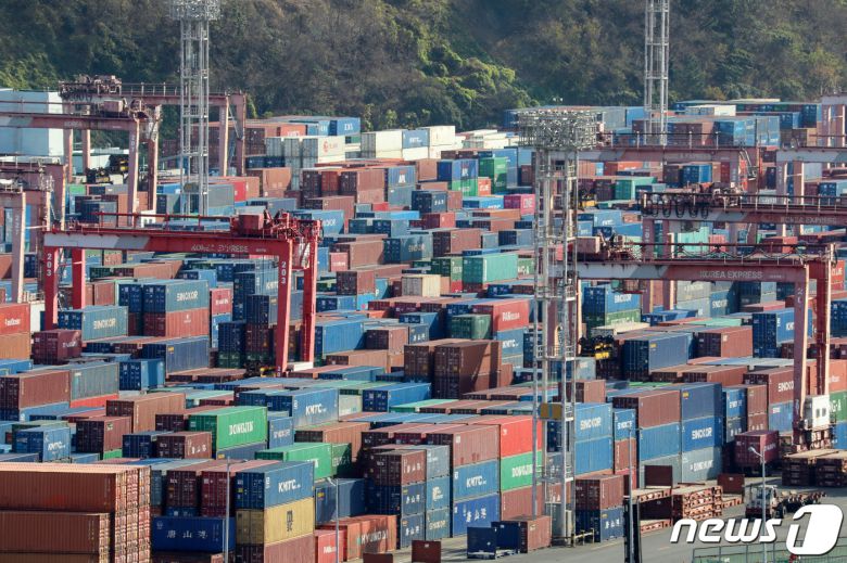 민주노총 공공운수노조 화물연대본부의 집단운송거부(총파업) 사태 12일째인 5일 오후 부산 남구 부산항 용당부두에 컨테이너들이 쌓여있다. 2022.12.5/뉴스1 ⓒ News1 김영훈 기자