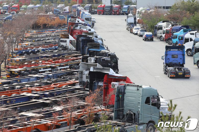 부산 남구 부산항 용당부두에 컨테이너들이 쌓여있다. 2022.12.5/뉴스1 ⓒ News1 김영훈 기자