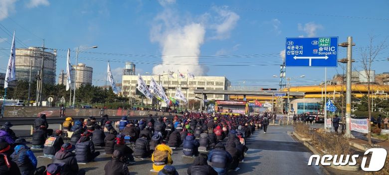6일 충남 당진 현대제철 앞 동곡교차로에서 민주노총 총파업 총력투쟁 집회가 열리고 있다. 2022.12.6/뉴스1ⓒ 뉴스1 이찬선 기자