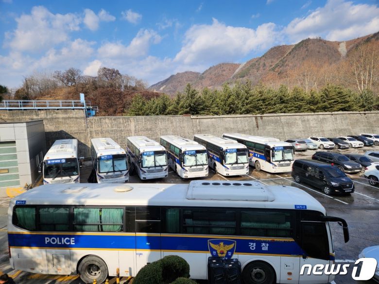 7일 단양 성신양회 공장내 경찰버스 7개가 배치 화물연대와 만일의 사태에 대비하고 있다.