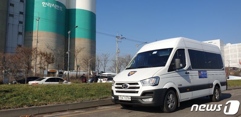 경찰청은 7일부터 화물연대의 고속도로 기습점거 및 휴게소에서 업무복귀 운전자 폭행·차량 손괴 등 게릴라식 불법행위에 적극 대응하기 위해 '화물차량 운송보호 기동단속팀'을 운영하고 있다. (경찰청 제공)