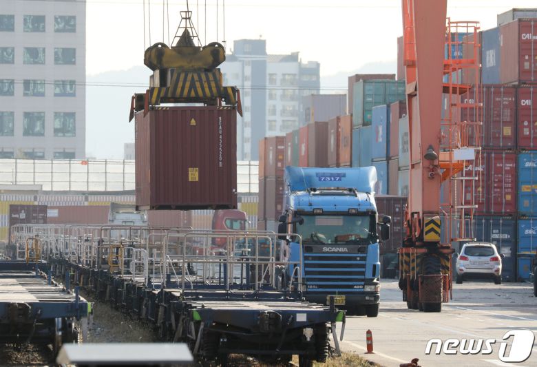 민주노총 공공운수노조 화물연대본부의 집단운송거부(총파업) 행동이 15일째를 맞은 8일 오후 경기 의왕시 의왕ICD제1터미널에서 크레인이 컨테이너를 운송 준비를 하고 있다. 정부는 이날 석유화학·철강분야를 대상으로 추가 운송개시명령(업무개시명령)을 발동했다. 2022.12.8/뉴스1 ⓒ News1 김영운 기자