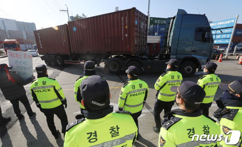 지난 7일 오전 경기 의왕시 의왕ICD제1터미널에서 화물연대 조합원들이 선전전을 하고 있다.  /뉴스1