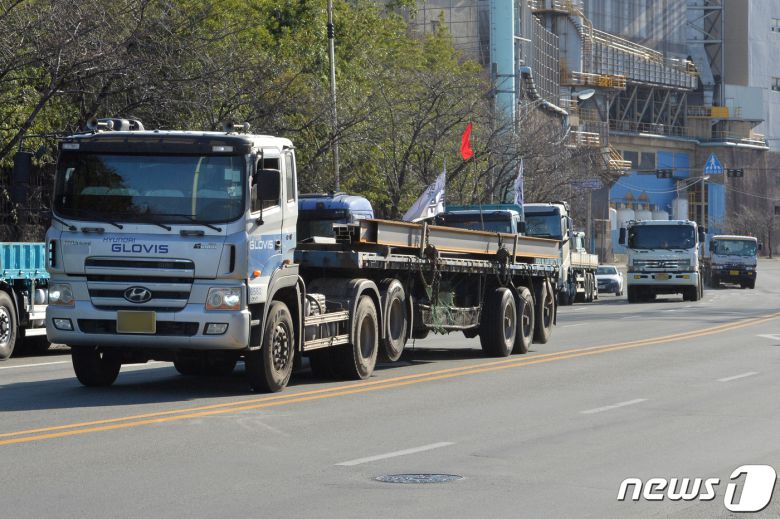 8일 오후 정부가 화물연대 파업과 관련 시멘트에 이어 철강과 석유 화학 부문에 업무개시명령을 발동한 가운데 경북 포항시 남구 철강공단 도로 곳곳에서 화물차량들의 운행이 늘어나고 있다. 2022.12.8/뉴스1 ⓒ News1 최창호 기자