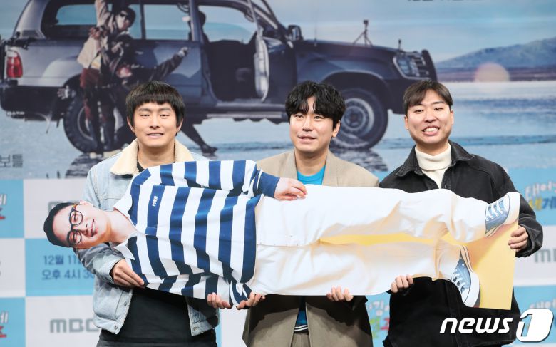 웹툰 작가 기안84(왼쪽부터)와 배우 이시언, 김지우 감독이 9일 오후 서울 마포구 상암 MBC에서 열린 MBC 예능프로그램 '태어난 김에 세계일주'(이하 태계 일주) 제작발표회에서 이날 참석하지 못한 빠니보틀의 등신대를 들고 포즈를 취하고 있다. '태계일주'는 가방 하나 달랑 메고 무작정 남미로 떠난 기안84와 그를 위해 지구 반대편으로 달려온 찐형 이시언, 여행 유튜버 빠니보틀의 현지 밀착 여행기를 담았다. 2022.12.9/뉴스1 ⓒ News1 권현진 기자