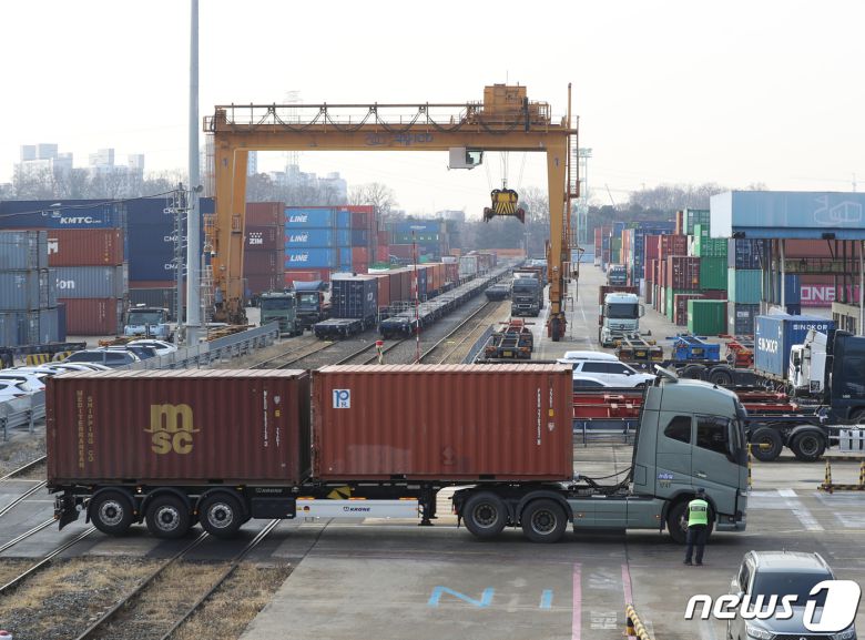 민주노총 공공운수노조 화물연대가 파업 16일 만에 총파업을 철회하고 업무에 복귀하기로 했다. 파업에 대한 싸늘한 시선과 '법과 원칙'에 따른 대응을 고수한 정부 방침에 파업 명분을 찾기 어려웠기 때문이란 분석이다. 사진은 9일 오후 경기 의왕시 의왕ICD에서 화물차들이 업무에 복귀하는 모습. 2022.12.9./뉴스1 ⓒ News1 신웅수 기자