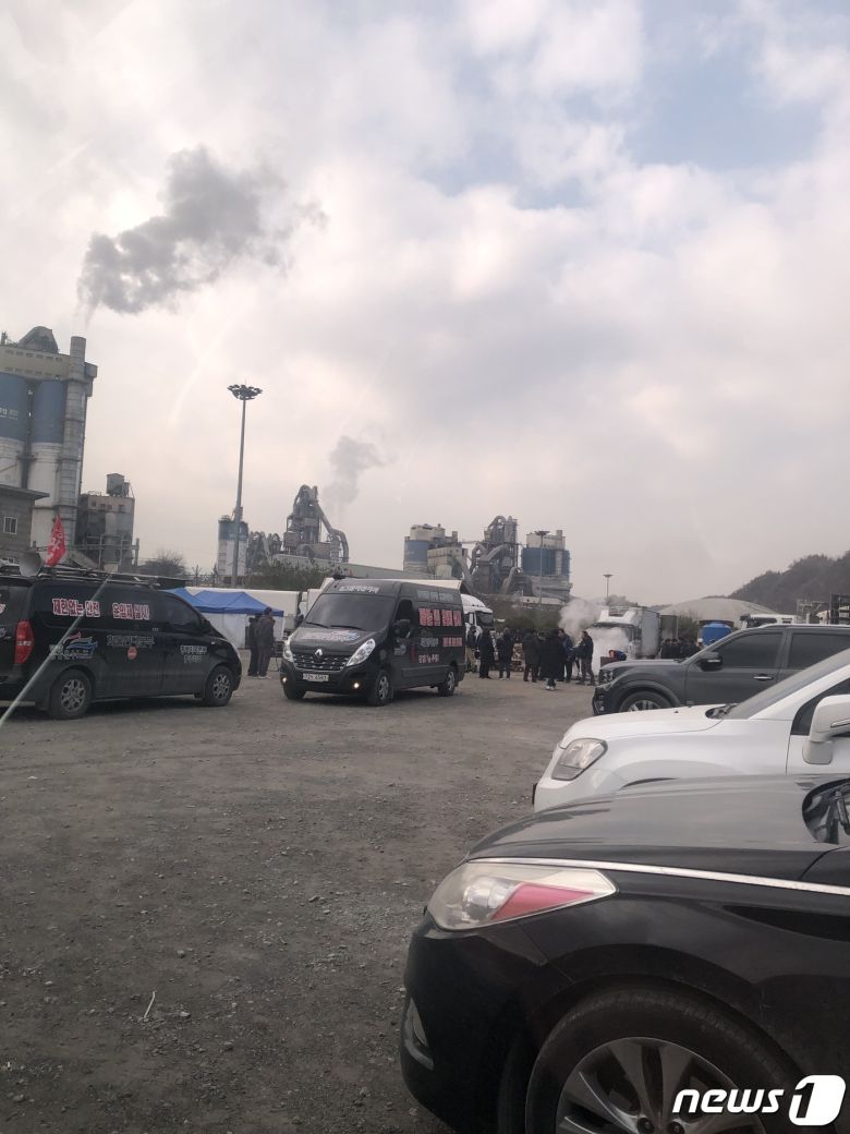 한일시멘트 앞에서 천막 등을 설치하고 시위를 벌였던 화물연대 조합원들이 9일 천막 등을 철거하고 철수를 준비하고 있다.