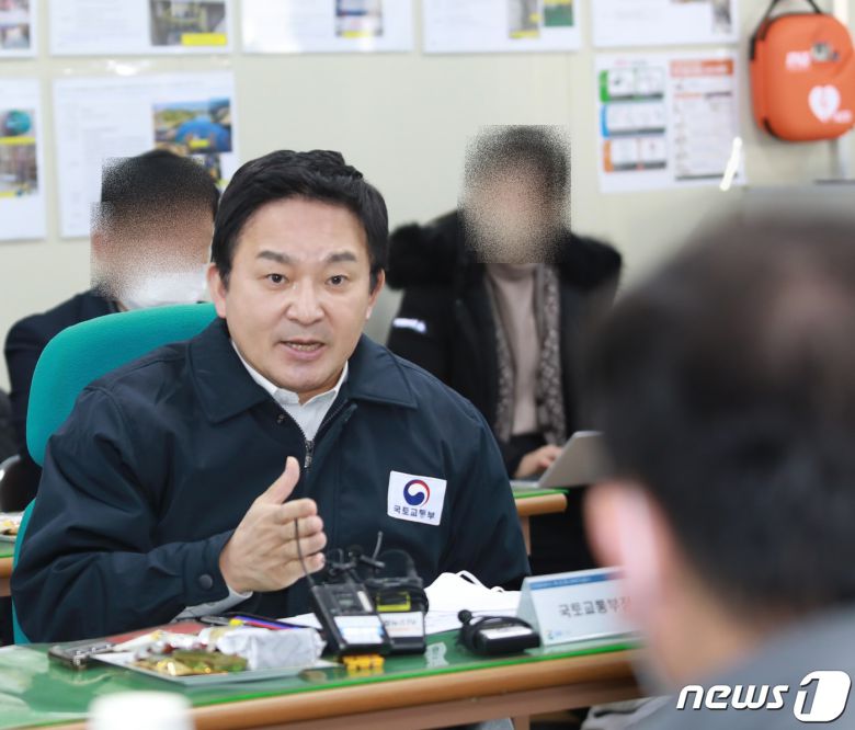 원희룡 국토교통부 장관이 9일 인천시의 한 공동주택 공사현장을 방문, 화물연대 집단운송거부와 건설노조의 동조파업 움직임에 따른 피해 현황을 점검한 후 관계자와 대화를 나누고 있다. (국토교통부 제공) 2022.12.9/뉴스1