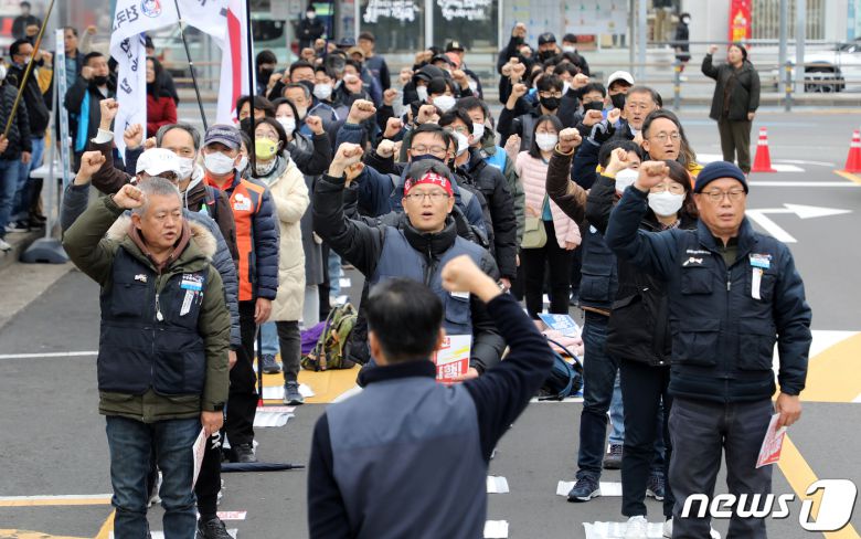 전국민주노동조합총연맹(민주노총) 제주지역본부가 10일 오후 제주시청 앞에서 '2022 제주민중민주민생대회'를 열고 정부를 향해 안전운임제 확대 등을 촉구하고 있다.2022.12.10/뉴스1 ⓒ News1 오미란 기자