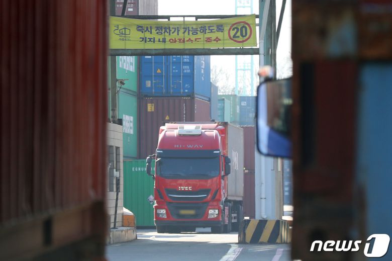 민주노총 공공운수노조 화물연대본부(화물연대)가 총파업을 철회한지 사흘째를 맞는 11일 경기 의왕시 내륙컨테이너기지(ICD)에서 화물차량이 운행에 나서고 있다.  2022.12.11/뉴스1 ⓒ News1 민경석 기자