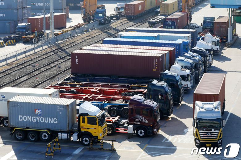 경기 의왕시 내륙컨테이너기지(ICD)에서 화물차량이 운행에 나서고 있다. 2022.12.11/뉴스1 ⓒ News1 민경석 기자