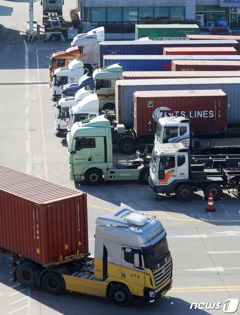 민주노총 공공운수노조 화물연대본부(화물연대)가 총파업을 철회한지 이틀째를 맞는 11일 경기 의왕시 내륙컨테이너기지(ICD)에서 화물차량이 운행에 나서고 있다. /뉴스1 ⓒ News1 민경석 기자