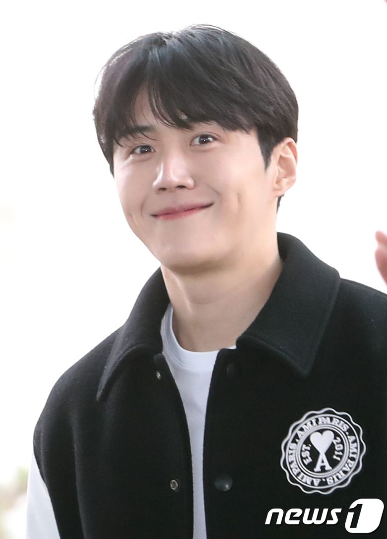 배우 김선호가 12일 오전 아시아 아티스트 어워즈(AAA) 참석차 일본 나고야로 출국하기 위해 인천공항에 도착해 근사한 보조개 미소를 짓고 있다. ⓒ News1 권현진 기자