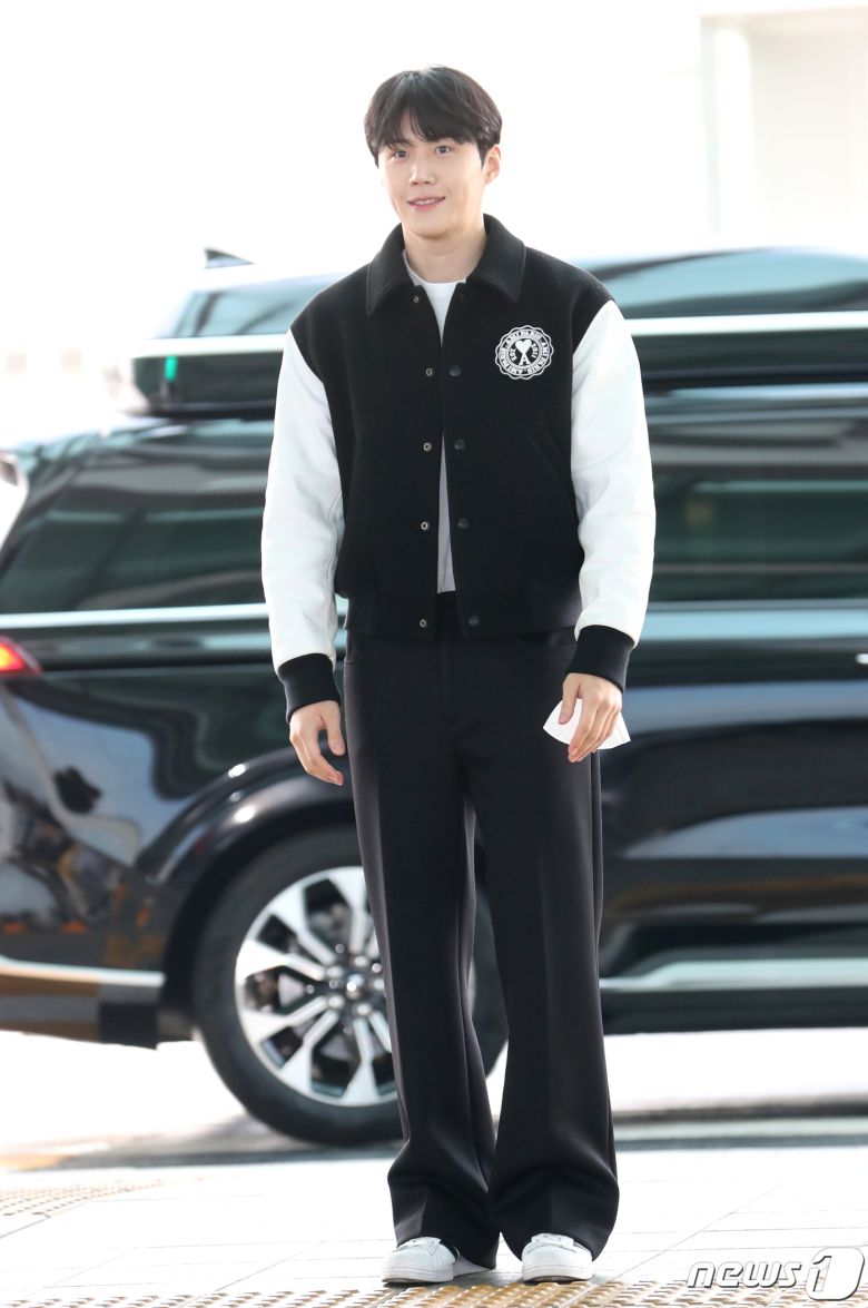 배우 김선호가 12일 오전 아시아 아티스트 어워즈(AAA) 참석 차 일본 나고야로 출국하기 위해 인천공항에 도착해 인사를 하고 있다. ⓒ News1 권현진 기자