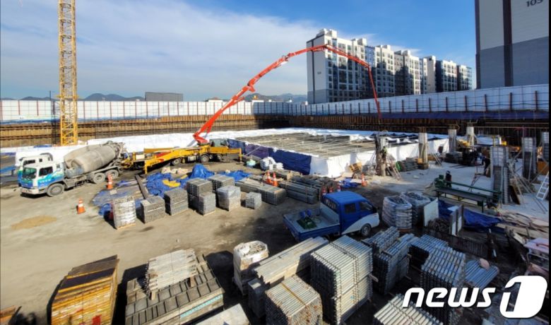 12일 이른 아침부터 아파트 건설현장에서 레미콘 타설(콘크리트를 거푸집에 붓는 작업)이 진행되고 있다.(독자제공) 2022.12.12/뉴스1