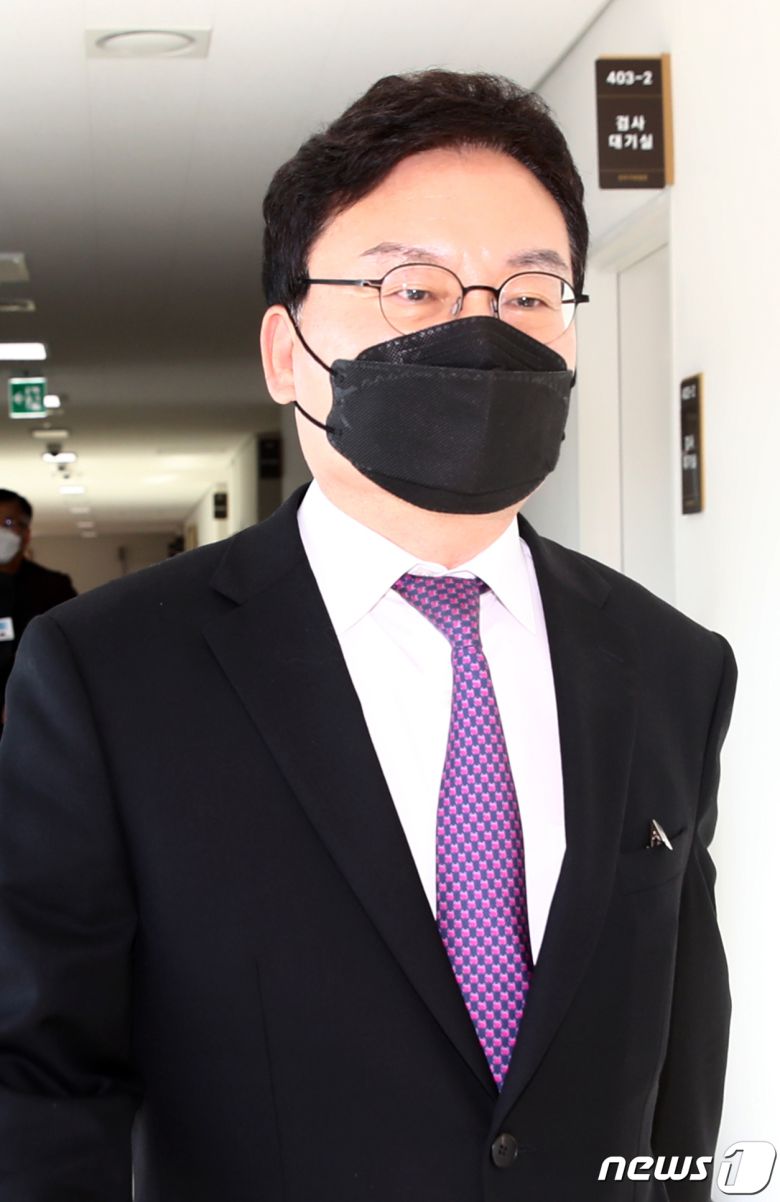 이스타항공 부정 채용 의혹을 받는 이상직 전 국회의원이 지난 10월14일 전북 전주시 전주지법에서 구속 전 피의자 심문(영장실질심사) 출석을 위해 법정으로 향하고 있다. (전북사진기자단 공동취재) 2022.10.14/뉴스1 ⓒ News1 유경석 기자