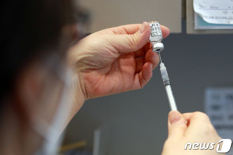 12일 서울 용산구 김내과의원에서 의료진이 동절기 신종 코로나바이러스 감염증(코로나19) 2가백신을 준비하고 있다. 이날부터 기존 만 18세 이상 성인 뿐만 아니라 12세~17세 청소년도 2가 예방백신을 맞을 수 있게 됐다. ⓒ News1 안은나 기자