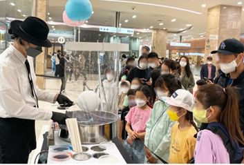 이세희씨가 리버클래시와 롯데몰에서 협업하고 있는 모습(청년재단 제공)