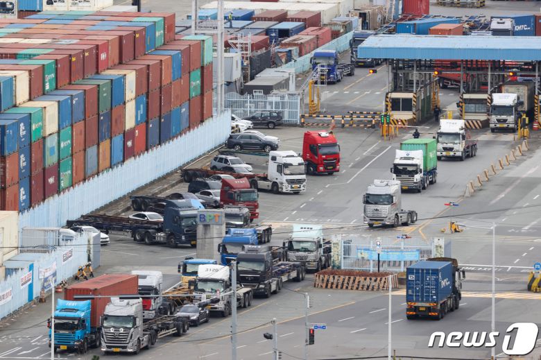 민주노총 공공운수노조 화물연대본부(화물연대)가 총파업을 철회한 가운데 부산 남구 부산항 용당부두에 화물차량들이 운행으로 분주한 모습을 보이고 있다. 2022.12.12/뉴스1 ⓒ News1 김영훈 기자