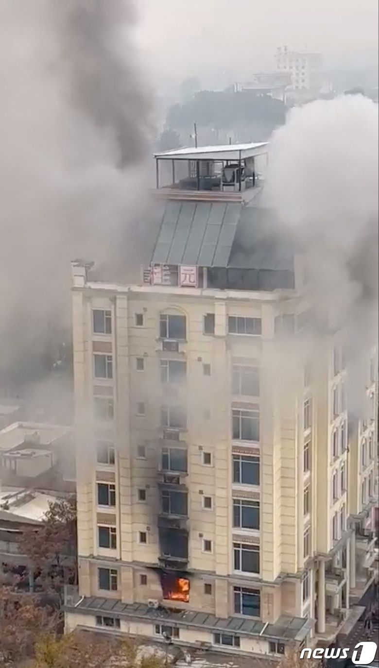 12일(현지시간) 중국 사업가들이 자주 찾는다는 아프가니스탄 수도 카불에 위치한 한 호텔에서 무장 괴한에 의한 무차별 총격 사건이 발생해 최소 21명 사상자가 발생했다. 이슬람국가(IS)는 이번 사건을 자신들 소행이라고 주장하고 있다. 2022.12.12 ⓒ 로이터=뉴스1 ⓒ News1 정윤미 기자