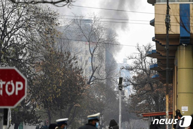 12일(현지시간) 아프가니스탄 카불 중심부에 위치한 한 호텔에서 무장 괴한의 무차별 총격 사건이 발생해 최소 3명이 숨지고 18명이 부상을 입었다. 사건이 발생한 호텔에서 검은 연기가 피어오르고 있다. 이 호텔은 중국 사업가들에게 인기 있는 것으로 알려져 있다. 2022.12.12 ⓒ AFP=뉴스1 ⓒ News1 정윤미 기자