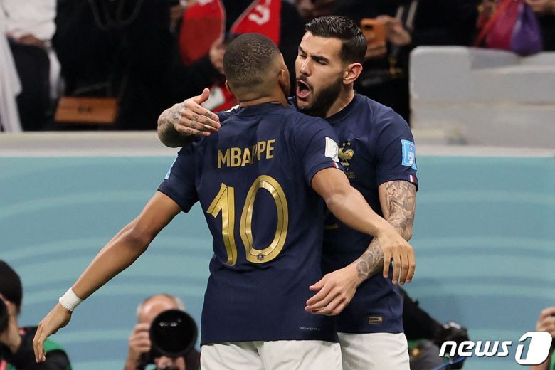 14일(현지시간) 카타르 알코르의 알베이트 스타디움에서 열린 2022 카타르 월드컵 4강 프랑스와 모로코의 경기에서 프랑스 수비수 테오 에르난데스(오른쪽)가 전반 5분 선제골을 넣은 뒤 같은팀 공격수 킬리안 음바페(왼쪽)와 포옹하고 있다. ⓒ AFP=뉴스1