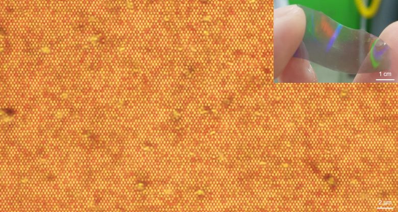 제작된 카이랄 금 나노 입자의 조립 구조에 대한 암시야상 현미경 사진과 실제 소자의 사진. 연구팀이 개발한 방법론은 카이랄 금 나노 입자를 대면적으로 배열 할 수 있는 방법론이며, 위 사진에 보이는 밝은 점 하나 하나가 단일 카이랄 금 나노 입자를 대변한다. 또한, 오른쪽 위에 보이는 것과 같이 연구팀이 개발한 소자는 수 센치미터 크기의 대면적 제작이 가능하므로 실용적인 센서 소자로의 응용이 가능하다. (서울대학교 남기태 교수, 고려대학교 이승우 교수, 박규환 교수 공동연구팀 제공) 2022.12.14 /뉴스1