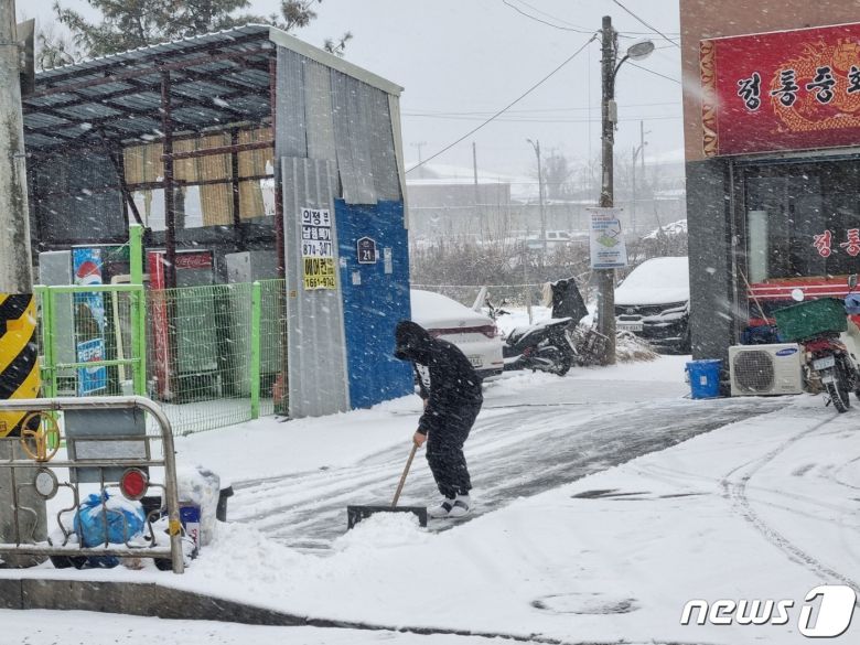 15일 경기 의정부시 한 식당 앞에서 직원이 눈을 치우고 있다. 2022.12.15./뉴스1 양희문 기자