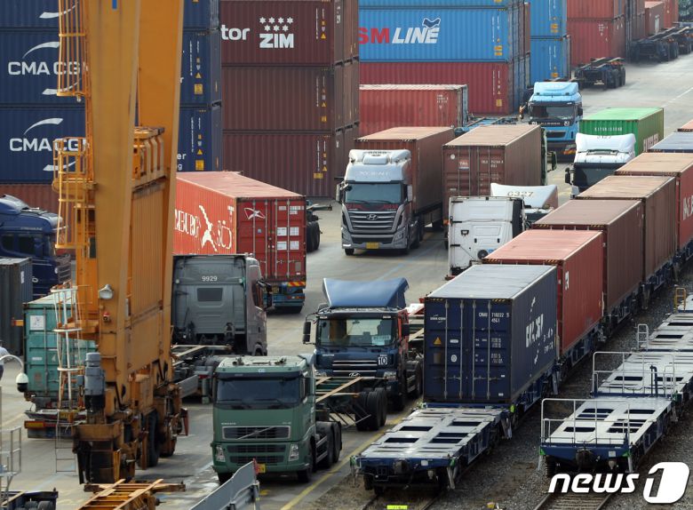 민주노총 공공운수노조 화물연대가 파업 16일 만에 총파업을 철회하고 업무에 복귀하기로 했다. 파업에 대한 싸늘한 시선과 '법과 원칙'에 따른 대응을 고수한 정부 방침에 파업 명분을 찾기 어려웠기 때문이란 분석이다. 사진은 9일 오후 경기 의왕시 의왕ICD에서 화물차들이 업무에 복귀하는 모습. 2022.12.9./뉴스1 ⓒ News1 신웅수 기자