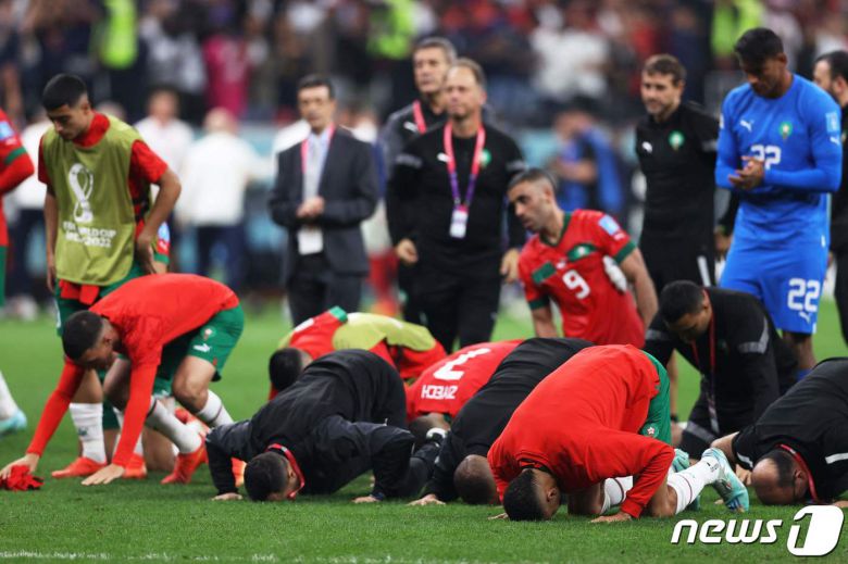경기 후 팬들에게 큰절을 하는 모로코 선수들. ⓒ AFP=뉴스1