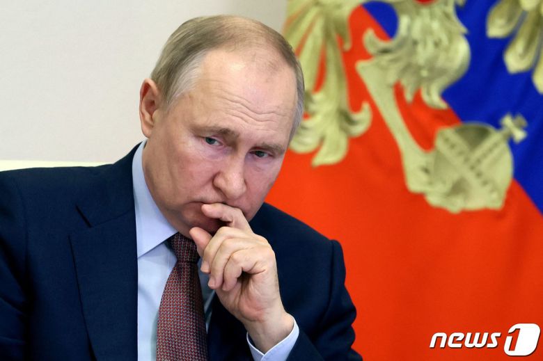 블라디미르 푸틴 러시아 대통령이 15일 (현지시간) 모스크바 외곽 노보 오가르요보 관저에서 국가 전략 개발 프로젝트 위원회 화상 회의를 주재하고 있다. ⓒ AFP=뉴스1 ⓒ News1 우동명 기자