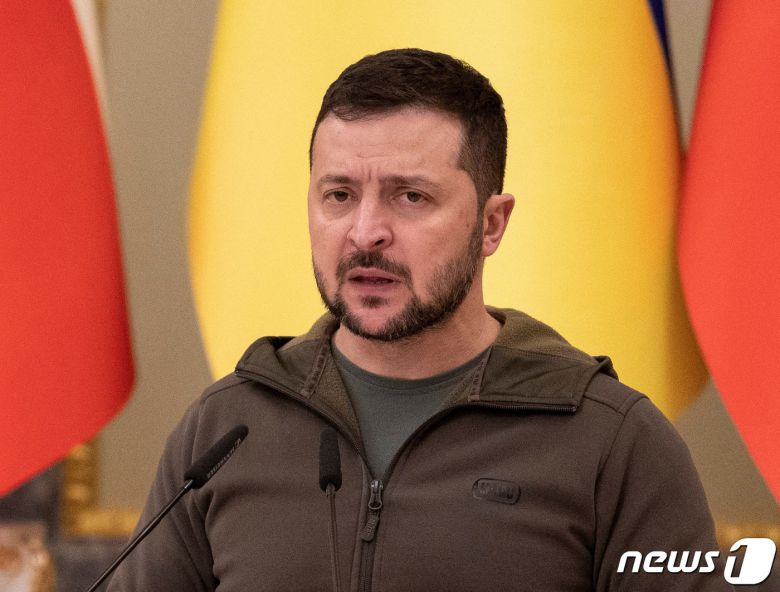 볼로디미르 젤렌스키 우크라이나 대통령이 지난 10월31일(현지시간) 키이우에서 페트르 피알라 체코 총리와 함께 기자회견을 하고 있다. 2022.10.31/뉴스1 ⓒ 로이터=뉴스1 ⓒ News1 김민수 기자