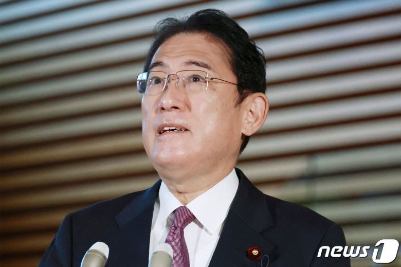 2일 일본 도쿄의 총리 집무실에서 기시다 후미오 총리가 기자들에게 카타르 월드컵 스페인전 승리에 관한 소회를 밝히고 있다. 이날 일본은 E조 조별리그 최종전에서 스페인을 2-0으로 꺾으며 16강 진출을 확정했다. ⓒ AFP=뉴스1 ⓒ News1 김성식 기자