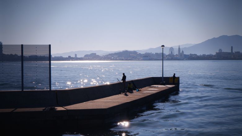 노코노시마 섬 초입에서 낚시하는 사람을 넘어 바다와 후쿠오카 시내 풍경이 펼쳐져 있다ⓒ News1 윤슬빈 기자