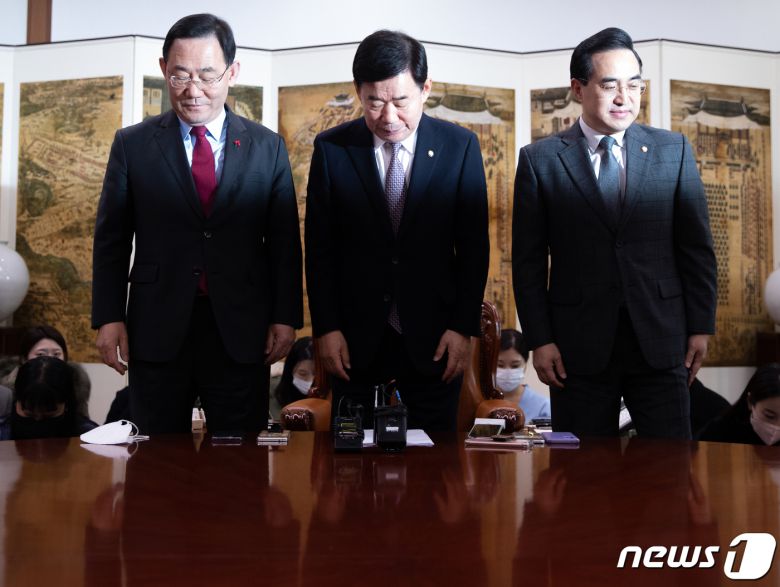 김진표 국회의장(가운데)과 여야 원내대표가 16일 오후 서울 여의도 국회에서 예산안 관련 회동에 앞서 기념 촬영을 마친 후 자리로 향하고 있다. 왼쪽부터 주호영 국민의힘 원내대표, 김 의장, 박홍근 더불어민주당 원내대표. 2022.12.16/뉴스1 ⓒ News1 이재명 기자