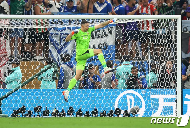 18일(현지시간) 카타르 루사일 스타디움에서 열린 2022 국제축구연맹(FIFA) 카타르 월드컵 결승전 프랑스와 아르헨티나의 경기, 아르헨티나의 에밀리아노 마르티네즈가 프랑스 킹슬리 코앙의 승부차기를 막은 후 환호하고 있다. 이날 아르헨티나는 승부차기 끝에 승리하며 36년 만의 월드컵 우승을 이뤘다. 2022.12.19 ⓒ 로이터=뉴스1