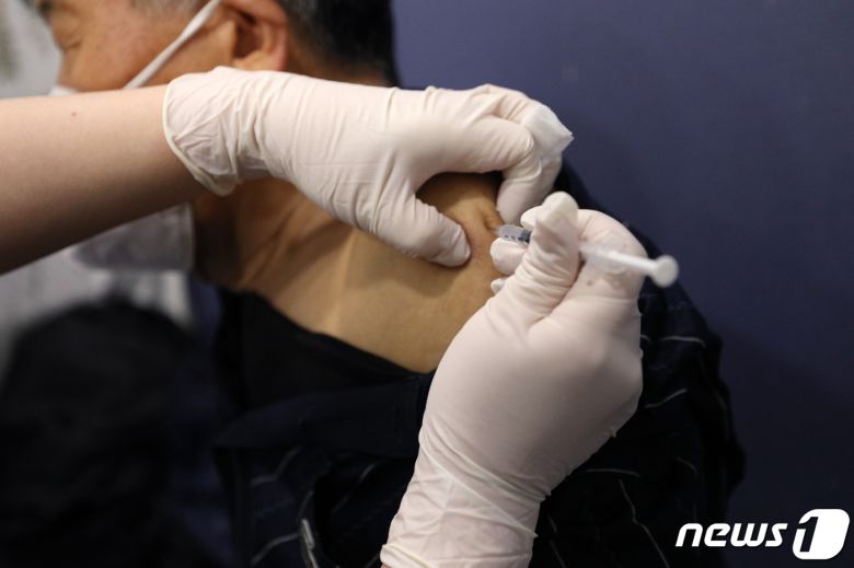 12일 서울 용산구 김내과의원에서 의료진이 동절기 신종 코로나바이러스 감염증(코로나19) 2가백신을 접종하고 있다. 2022.12.12/뉴스1 ⓒ News1 안은나 기자