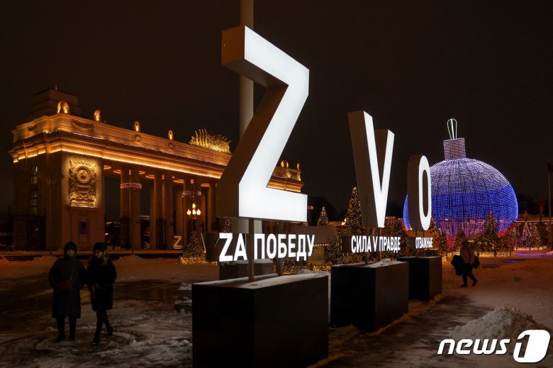 우크라이나를 침공 중인 러시아 모스크바 광장에는 전쟁 승리를 기원하는 'Z', 'V', 'O' 문자가 새해 장식으로 점등됐다. 2022. 12. 19. ⓒ 로이터=뉴스1 ⓒ News1 최서윤 기자