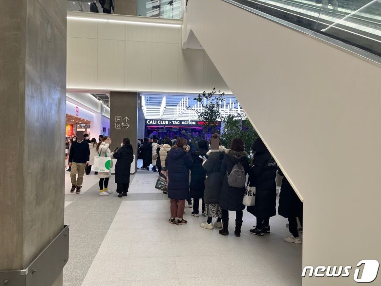 아이파크몰 고척점 오픈 당일 캘리클럽 할인 이용권을 구매하기 위해 수백명의 소비자들이 줄을 서 있다. ⓒ News1 신민경 기자