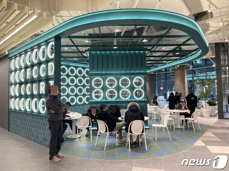 아이파크몰 고척점 곳곳에서는 다양한 식품 매장을 볼 수 있다. ⓒ News1 신민경 기자