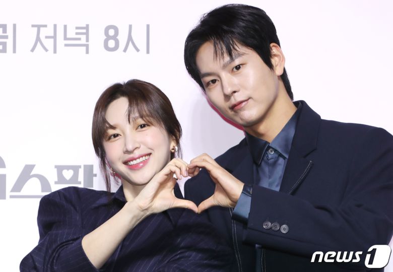 배우 안희연(하니)과 박선호(오른쪽)가 22일 서울 강남구 조선 팰리스 서울 강남에서 열린 쿠팡플레이 시리즈 '판타G스팟' 제작발표회에서 포즈를 취하고 있다. '판타G스팟'은 한 번도 느껴본 적 없는 희재(안희연 분)와 사랑 없는 관계만 즐기는 미나(배우희 분), 두 사람이 섹스 카운슬링을 진행하며 스스로를 알아가는 이야기를 그린 작품이다. 2022.12.22/뉴스1 ⓒ News1 권현진 기자