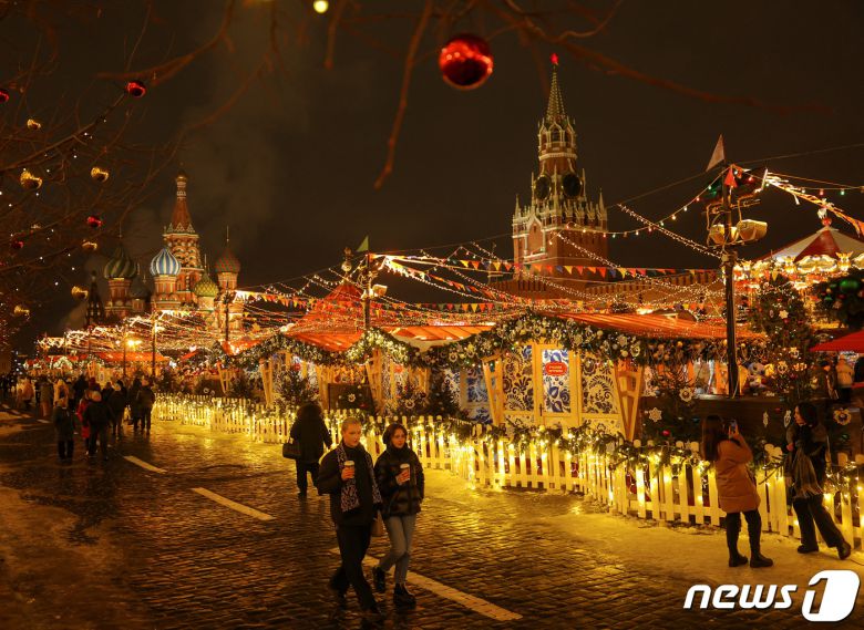 26일(현지시간) 크리스마스 분위기로 꾸며진 러시아 모스크바의 상징 붉은 광장의 모습. ⓒ 로이터=뉴스1 ⓒ News1 이유진 기자
