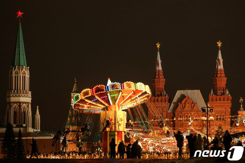 26일(현지시간) 크리스마스 분위기로 꾸며진 러시아 모스크바의 상징 붉은 광장의 모습 ⓒ 로이터=뉴스1 ⓒ News1 이유진 기자