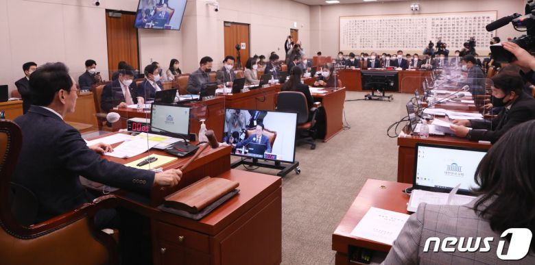 27일 서울 여의도 국회에셔 열린 법사사법위원회 전채회의위에서 김도읍 위원장이 의사봉을 두드리고 있다. 2022.12.27/뉴스1 ⓒ News1 허경 기자