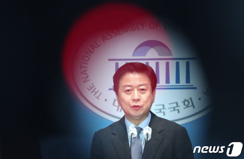 노웅래 더불어민주당 의원이 체포동의안 본회의 표결을 하루 앞둔 27일 서울 여의도 국회 소통관에서 뇌물수수 혐의 관련 정치검찰 규탄 기자회견을 하고 있다. 이날 서울중앙지검 반부패수사2부(김영철 부장검사)는 노 의원의 뇌물수수·정치자금법 위반 혐의를 확인하기 위해 국회 소통관을 추가로 압수수색했다. 2022.12.27/뉴스1 ⓒ News1 허경 기자