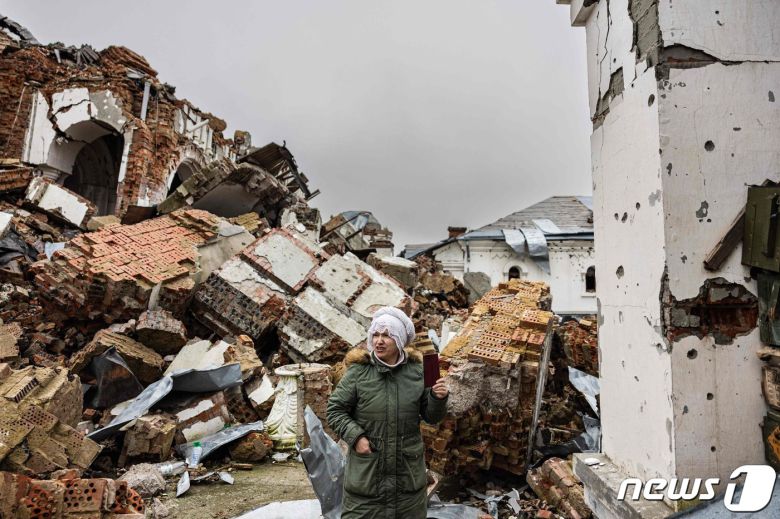 26일 (현지시간) 우크라이나 돌리나에서 러시아 군의 포격을 받아 폭삭 무너져 내린 수도원이 보인다. ⓒ AFP=뉴스1 ⓒ News1 우동명 기자
